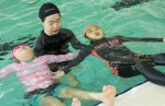 국립중앙청소년수련원 생존 수영 교육에 참여한 천안 성남초 청소년들이 물속에서 잎새뜨기 수영법을 배우고 있다