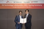 업무 협약에 참여한(왼쪽부터) 카일라시 나라야난(Kailash Narayanan), SK텔레콤 박종관 Network 기술원장이 기념 사진 촬영을 하고 있는 현장