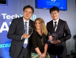 영국 런던에서 열린 TechXLR8 2018 시상식 후 SK텔레콤 조성호 Access Network 랩장(사진 왼쪽)과 이동기 박사(오른쪽)가 사회자와 기념촬영을 하고 있다