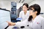 LG화학 생명과학연구소 연구원들이 바이오의약품 분석을 수행하고 있다