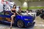 2018 서울 오토살롱 덱스크루 부스에서 레이싱 모델이 전시된 차량과 함께 포즈를 취하고 있다