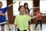 2018년 강원지역 농산어촌 청소년들을 대상으로 진행된 둥근세상만들기 캠프에 참가한 청소년들이 응원댄스 프로그램을 체험하고 있다