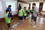2017년 Global English Camp에서 청소년들과 원어민 강사가 함께 그림을 보며 영어로 이야기를 만드는 놀이를 하고 있다.