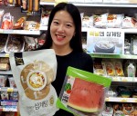 GS25가 복날을 겨냥해 판매하는 유어스삼계탕1kg과 수박 한 통을 8등한분 크기의 맛있을 수박에