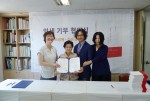 왼쪽부터 어린이의약품지원본부 김미정 이사장, 책의 실재 주인공 조영애 여사, 책의 저자김은상 시인, 이경숙 멘토프레스 대표