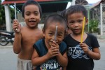 연필을 받고 좋아하는 필리핀 이람 쉘터 아이들