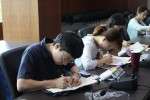 저개발국 아이들의 교육 지원을 위한 Give 책가방 만들기 봉사에 참여하여 가방 그림에 색칠을 하는 서울연구원 봉사자들