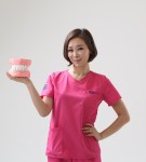 Dr. Yumi Jung of Magic Kiss dental clinic is smiling with dental model