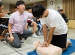 국립중앙청소년수련원 스킨스쿠버 캠프 참가 청소년들이 수상사고를 대비하여 응급처치 교육을 하고 있다