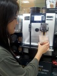 GS25에서 고객이 아이스 아메리카노를 구매하고 있다