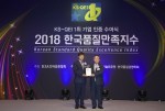 신일산업 정윤석 대표(왼쪽)가 한국표준협회 이상진 회장(오른쪽)으로부터 한국품질만족지수 인증 수여식에서 인증서를 수상하고 있다