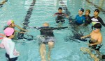 국립중앙청소년수련원 생존수영프로그램에 참여한 천안 목천초 청소년들이 물속에서 생존수영법을 배우고 있다