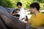 국립중앙청소년수련원 학교 밖 청소년  숲 치유캠프 참가 청소년들이 야영장에서 텐트를 설치하고 있다