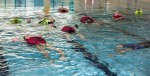 국립중앙청소년수련원 생존수영 교육 방법 개발 보급 프로그램에 참여한 지도자들이 물속에서 생존수영법을 배우고 있다