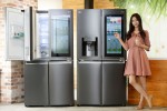LG전자 모델이 노크온 매직스페이스를 적용한 870리터 더블매직스페이스냉장고와 824리터 얼음정수기냉장고를 소개하고 있다