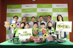 사진 왼쪽부터 윤진원 두지포크 상무, 장성용 두지포크 대표, 심관섭 전북대 교수, 이학교 동물분자유전육종사업단 단장, 허재영 전북대 교수, 김영훈 전북대 교수와 어린이 서포터즈들