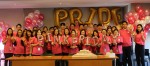 골드만삭스 서울지점 임직원들이 핑크 프라이데이 행사를 개최하고 기념사진을 촬영하고 있다