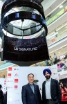 LG전자가 인도 델리 최대 쇼핑센터에 올레드 사이니지를 설치했다