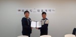테볼 문철호 대표와 페블킥의 한국 지사 박호성 대표가 계약을 체결한 뒤 기념촬영을 하고 있다