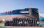 대우조선해양 옥포 조선소에서 개최된 현대상선 유니버셜 리더(Universal Leader)호 명명 취항식에서 참석자들이 기념촬영을 하고 있다
