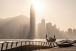 새롭게 탈바꿈하는 홍콩 스타의 거리에서 볼 수 있는 스카이라인과 빅토리아항