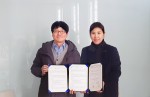 왼쪽부터 쓰리디에이지 김상환 대표이사와 더그루3D 송해영 이사장이 기념촬영을 하고 있다