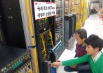 LG유플러스 직원들이 인터넷 백본망에 구축된 86Tbps 라우터 장비를 점검하고 있다