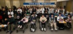 대학에 입학 또는 졸업하는 희귀질환자들을 축하하기 위한 제8회 한국의 호킹들 축하합니다 행사에 참여한 학생 및 관계자들이 기념촬영을 하고 있다