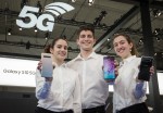 세계 최대 모바일 전시회 모바일 월드 콩그레스 2019 개막을 이틀 앞둔 23일(현지시간) 삼성전자 최초 5G 스마트폰 갤럭시 S10 5G를 소개하고 있는 모습