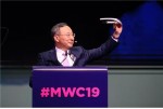 MWC 2019 기조연설에서 황창규 KT 회장이 FITT360을 착용, 5G 시대 콘텐츠 공유의 확장성에 대해 소개하고 있다