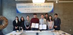 코어무브먼트 투자유치 체결식에서 관계자들이 기념촬영을 하고 있다