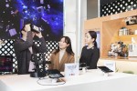 SK텔레콤 직원들이 5G상용망과 연결된 갤럭시S10 5G를 활용해 다양한 5G서비스를 체험해보고 있다