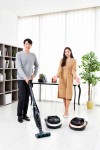 삼성전자가 한국형 주거 환경에 최적화된 로봇청소기 파워봇과 핸디 겸용 스틱 청소기 파워스틱 신제품을 출시했다