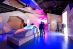 관람객들이 2019 밀라노 디자인 위크에서 모빌리티 내부 공간이 계속 변화하고 새로운 모습을 선보이는 프로젝션 맵핑 퍼포먼스를 통해 현대자동차의 미래 고객 경험 전략 방향성인 스타
