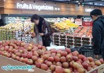 고객이 GS수퍼마켓에서 쇼핑을 하고 있다