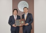 (왼쪽부터)민상기 건국대 총장이 건국대에 발전기금 20억원을 기부한 엠디엠그룹 문주현 회장에게 감사패를 수여하고 있다