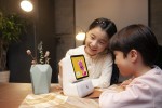 SK텔레콤은 디스플레이를 탑재한 보이는 AI 스피커 누구 네모를 공개했다