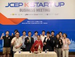 JCEP K-Startup Business Meeting 관계자들이 기념촬영을 하고 있다