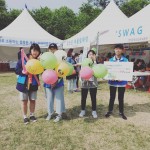 연천군 청소년어울림마당에 참여한 청소년들이 기념사진을 찍고 있다