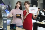KT가 LG전자의 첫 5G 스마트폰 V50 씽큐를 전국 KT 매장 및 공식 온라인채널 KT샵에서 판매한다