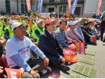 서울역 광장에서 열린 4대강 보해체저지 투쟁 제1차 범국민대회에서 이재오 4대강국민연합 공동대표가 김무성 의원 등 귀빈들과 함께 앉아서 행사를 관람하고 있다