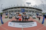 왼쪽부터 세바스찬 시보롭스키 현대차 폴란드법인 매니징 디렉터가 제롬 마테우치 FIFA 후원사 마케팅 총괄에게 모형키를 전달하는 모습