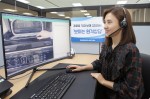 삼성전자서비스의 상담사가 보이는 원격상담 서비스를 이용해 고객에게 세탁기 사용방법을 설명해주고 있다