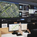 서울교통정보센터 상황실에서 SK텔레콤 직원이 5G 기반 HD맵의 실시간 업데이트 상황을 점검하고 있다