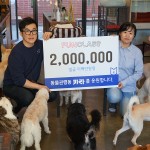 (왼쪽)펀클래스 대표 윤영주가 사단법인 동물권 행동 카라의 유기견 보호 프로그램에 200만원을 기부했다