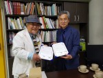왼쪽부터 한국등잔박물관 김형구 관장은 일본연구소 허재영 소장과 두 기관의 업무 협약을 체결하고 기념사진을 찍고 있다