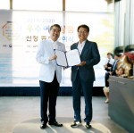 오른쪽부터 코레일투어 김민수 대표가 한국여행업협회 오창희 회장으로부터 우수여행상품 선정 증서를 받고있다