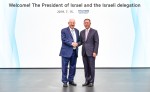 현대·기아자동차 기술연구소에 방문한 레우벤 리블린 이스라엘 대통령과 현대자동차그룹 정의선 수석부회장이 기념촬영을 하고 있다