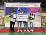 건국대 전자공학과 학생들이 지능모형차 경진대회 우승 기념촬영을 하고 있다