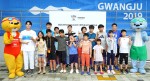 경영 단체 관람을 기념하는 김세진 전 장애인 수영 국가대표와 광주장애인체육회 발달장애 수영 꿈나무들